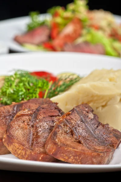 Zunge mit gegrilltem Gemüse — Stockfoto