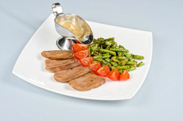 Lengua con verduras a la parrilla — Foto de Stock