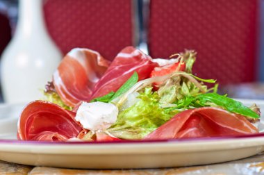 peynir ve domuz pastırması salatası