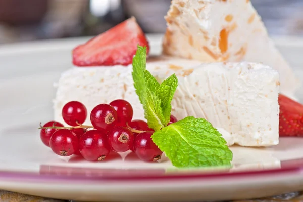 Cream berries dessert — Stock Photo, Image