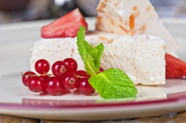 Cream berries dessert — Stock Photo, Image