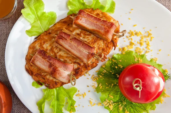 Kalv kött med bacon — Stockfoto