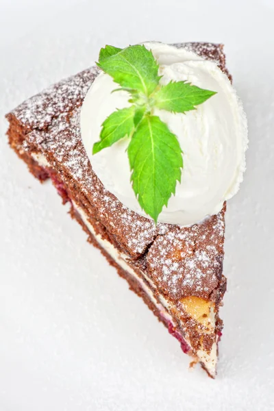 Bolo de chocolate com gelado — Fotografia de Stock