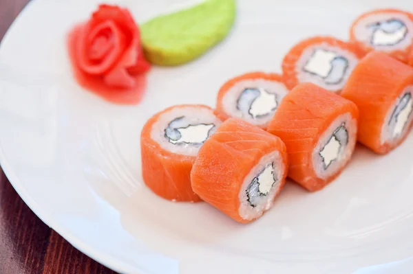 Sushi con rollos de salmón —  Fotos de Stock