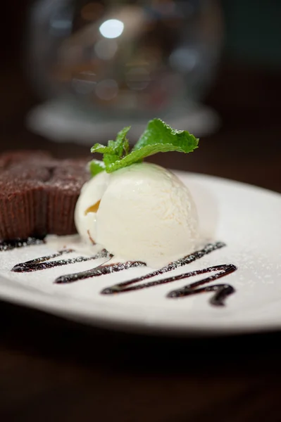 Schokoladenkuchen mit Eis — Stockfoto