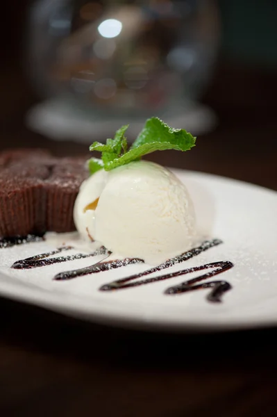 Gâteau au chocolat avec crème glacée — Photo