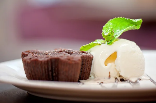 Bolo de chocolate com sorvete — Fotografia de Stock