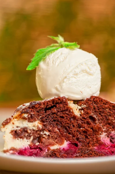 Tort czekoladowy z lodami dżem — Zdjęcie stockowe