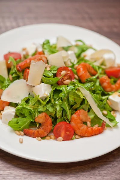 Salade de légumes crevettes — Photo