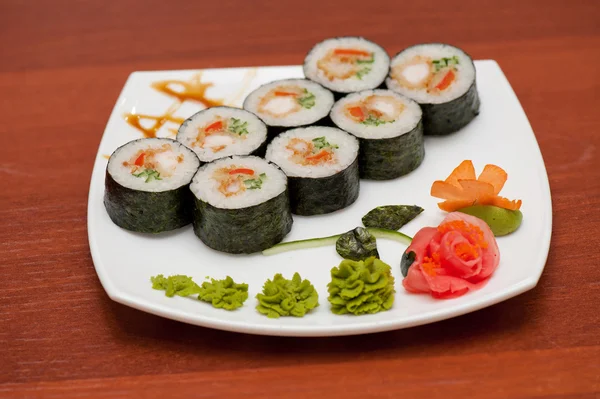 Involtini di sushi con carne di granchi — Foto Stock