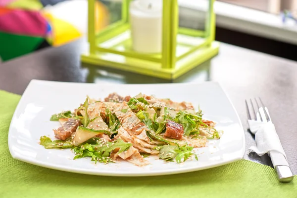 Salada com enguia defumada — Fotografia de Stock