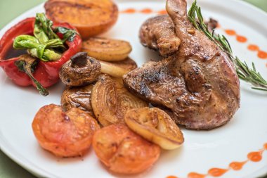 Kızarmış ördek bacaklar