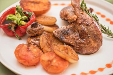 Kızarmış ördek bacaklar