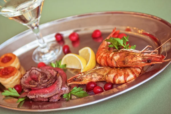 Grilled shrimps and beef meat — Stock Photo, Image