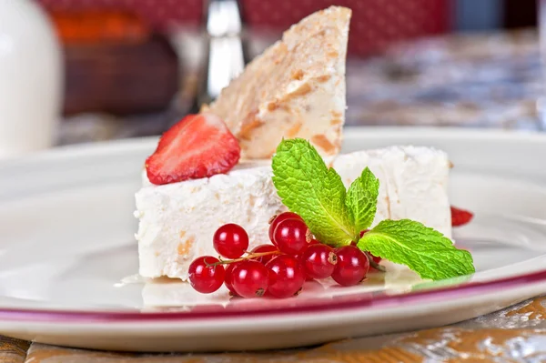 Cream berries dessert — Stock Photo, Image