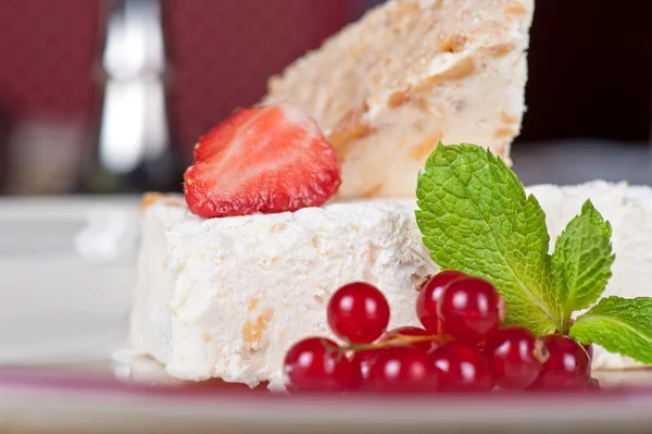 Cream berries dessert — Stock Photo, Image