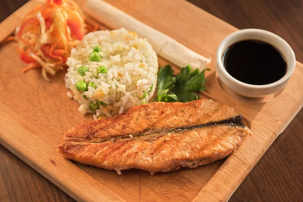 Salmón a la parrilla con arroz —  Fotos de Stock