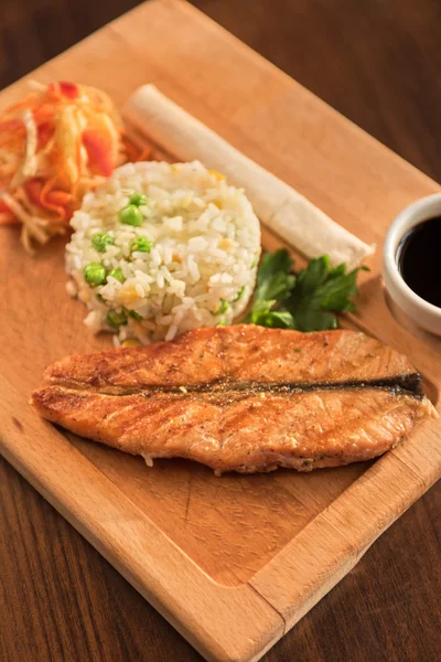 Salmón a la parrilla con arroz —  Fotos de Stock