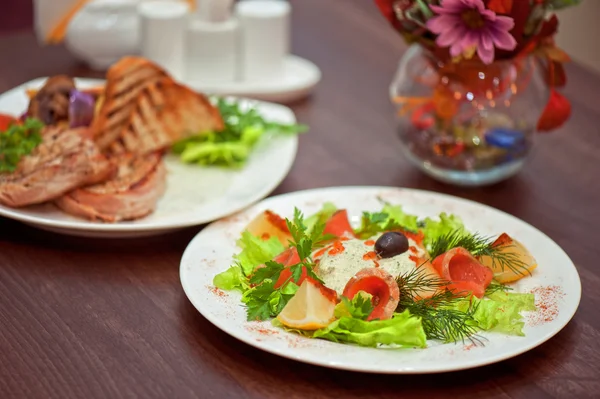 Salada de salmão — Fotografia de Stock