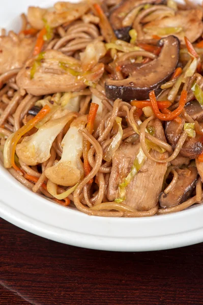 Buckwheat noodles with chicken — Stock Photo, Image