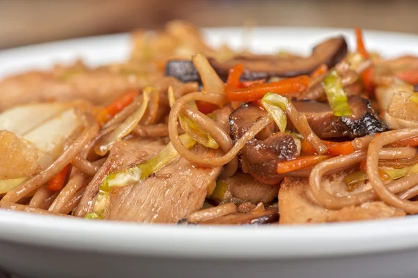 Buckwheat noodles with chicken — Stock Photo, Image