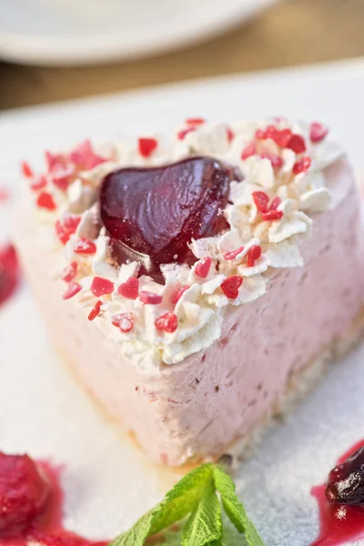 Herzförmiger Valentinskuchen — Stockfoto