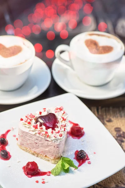 Tort w kształcie serca Walentynki — Zdjęcie stockowe