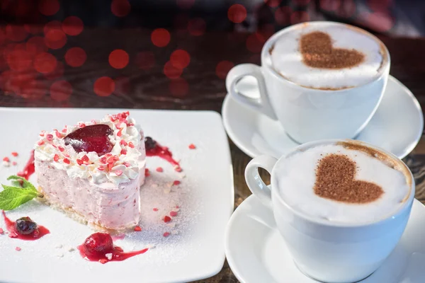 Heart-shaped valentine cake — Stock Photo, Image