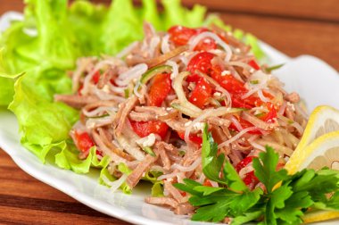 taze funchozy salata