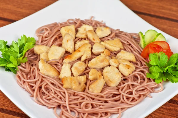 Pasta med kycklingkött — Stockfoto