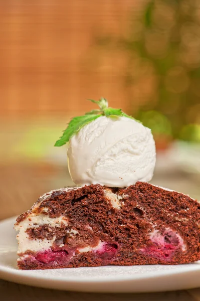 Schokoladenkuchen mit Marmeladeneis — Stockfoto