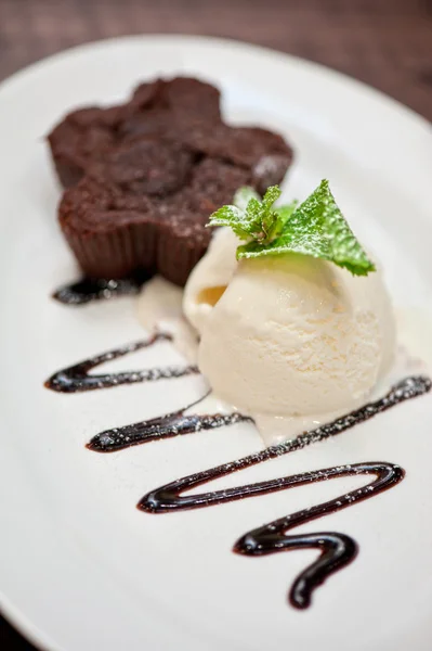 Chocolate cake with ice cream — Stock Photo, Image