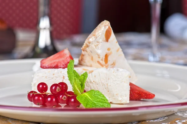 Cream berries dessert — Stock Photo, Image