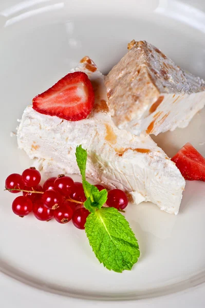 Cream berries dessert — Stock Photo, Image