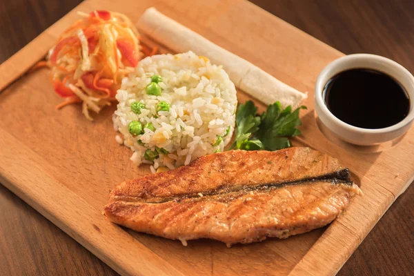 쌀과 구운된 연어 — 스톡 사진