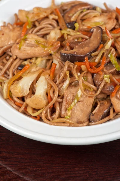 Buckwheat noodles with chicken — Stock Photo, Image