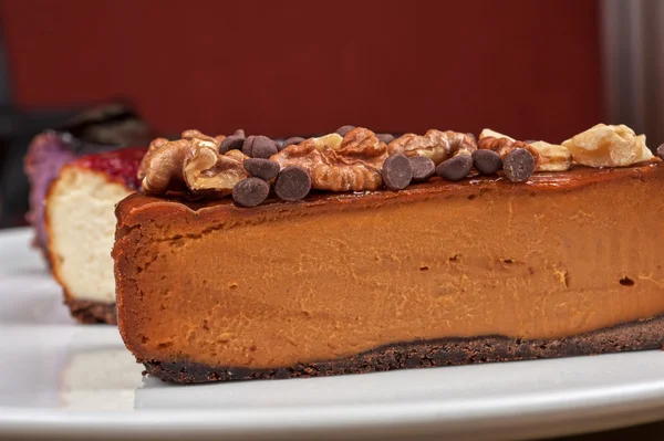 Bolo de queijo com chocolate e nozes — Fotografia de Stock