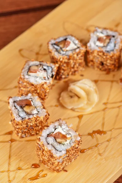 Rouleaux de sushi au sésame — Photo