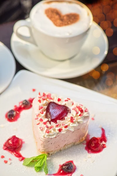 バレンタインのハート形のケーキ — ストック写真
