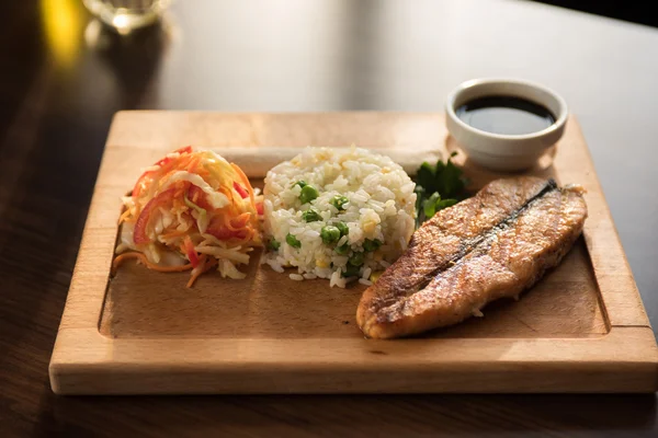 Salmão grelhado com arroz — Fotografia de Stock