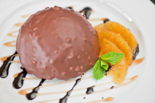 Croissant de chocolate e laranja — Fotografia de Stock