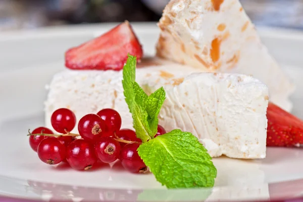 Десерт из ягод крема — стоковое фото