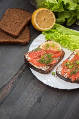 Kahvaltıda somon sandviç