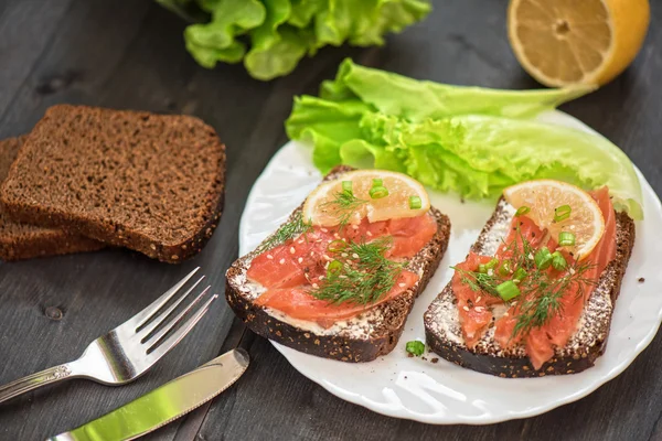 Sandwich con salmone a colazione — Foto Stock