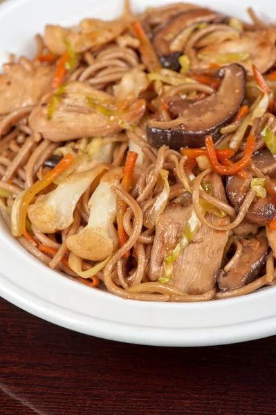 บะหมี่ข้าวสาลีกับไก่ — ภาพถ่ายสต็อก