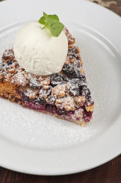 Crumble pie with black currants — Stock Photo, Image