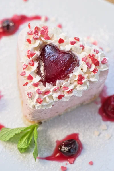 Torta valentina a forma di cuore — Foto Stock