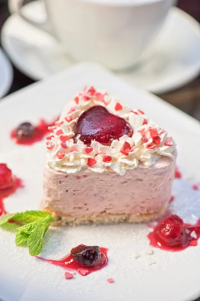 Heart-shaped valentine cake — Stock Photo, Image