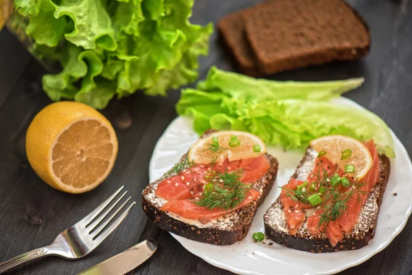 Sanduíche com salmão no café da manhã — Fotografia de Stock