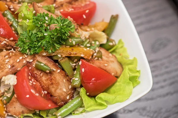 닭고기와 함께 따뜻한 샐러드 — 스톡 사진